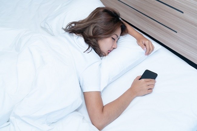 Bahaya Tidur Sambil Mendekap Ponsel: Dampak Buruk bagi Kesehatan Otak